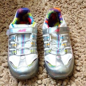 Avia Women's size 5 sneaker rainbow print elastic silver metallic accent‎